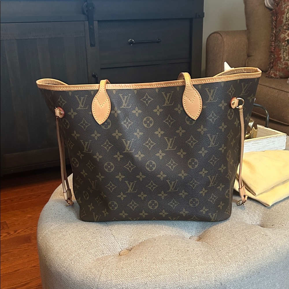 Louis Vuitton Neverfull MM Monogram Shoulder Bag